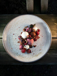 Logotyp för Nyårsdessert med körsbär, choklad, hallon och yoghurt