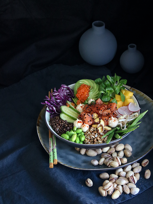 Pokébowl med sojamarinerad lax, kvarngryn, puylinser, krispigt grönt, chili/tryffelmajo samt pistagenötter