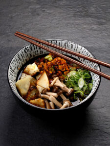 Logotyp för Ramen ”Shoyu” med bakad rotselleri, rostad majs, svamp, vårlök och sobanudlar