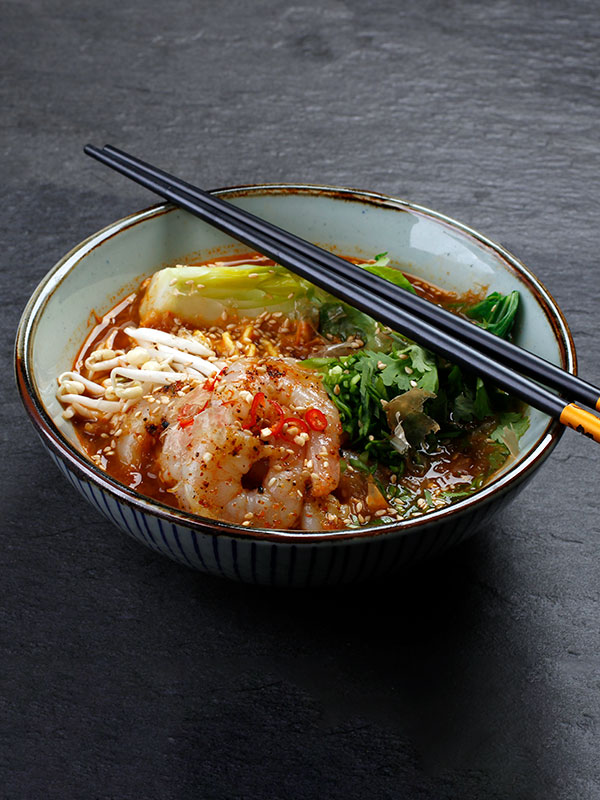 Ramen ”Spicy” med chilistekta rödräkor, pak choi, böngroddar, koriander och sesamfrö