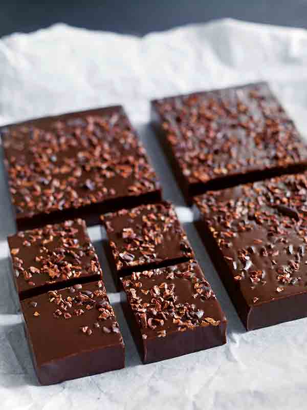 Chokladkola med krossade kakaobönor