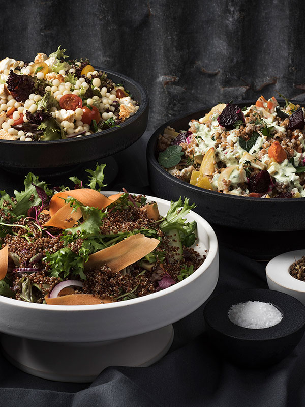 Röd quinoa med örter, rödlök och hyvlade grönsaker