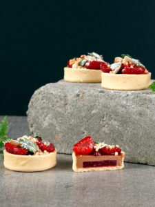 Logotyp för Tarte med mousse på Amatika och Sicoly insert med hallon, VEGAN