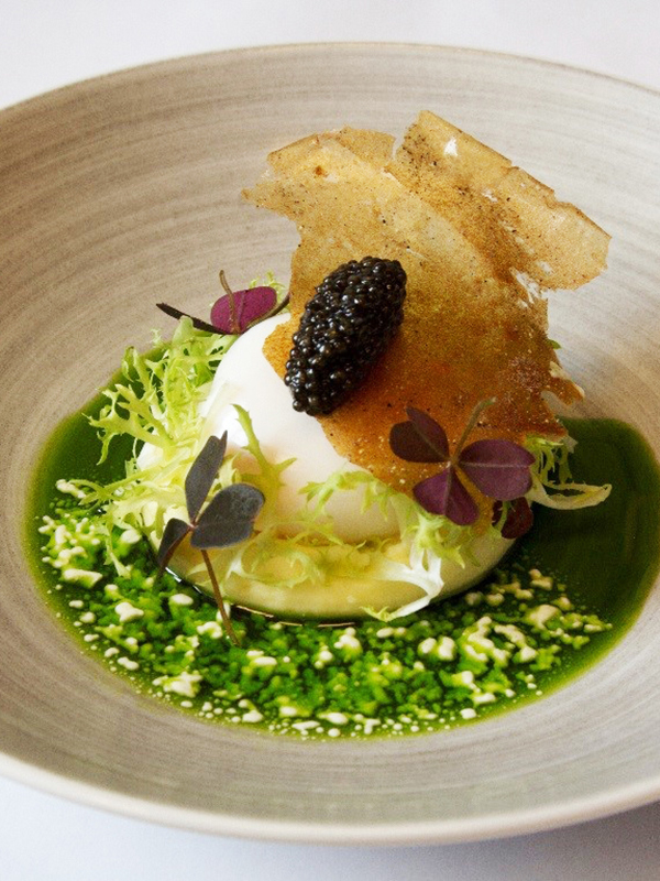Caviar Oscietra Royal med potatis, pocherat ägg, karljohan och gräslök