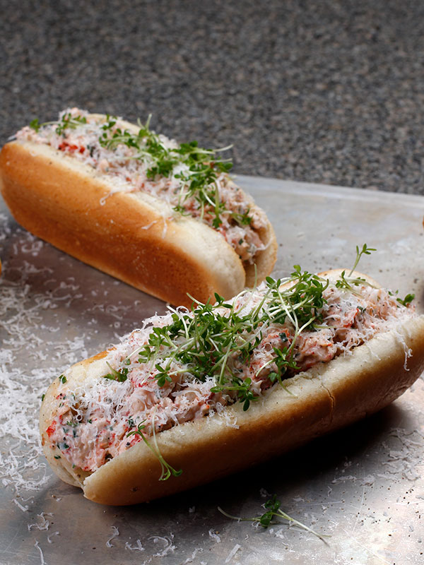 ”Lobsterroll” med tryffelmajonnäs, smörgåskrasse & brioche
