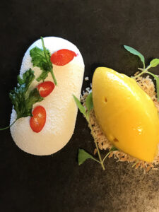 Logotyp för Kokosbavaroise - mangosorbet - rostad kokos - koriander - chili