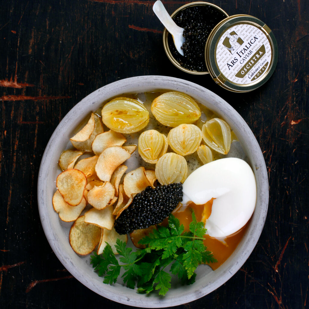 Caviar med smörkokt silverlök, 6 minutersägg och potatischips