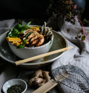 Logotyp för Shoyu ramen med ingefärsglaserad majskyckling, sobanudlar, majs och thaibasilika