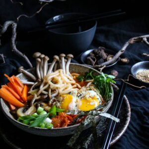 Logotyp för Spicy ramen med kimchi, svamp, sesamstekta ägg och udonnudlar