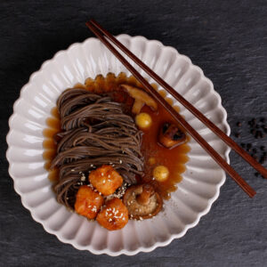Logotyp för Krispig tofu med nudlar kimchi confiterad äggula och dashi