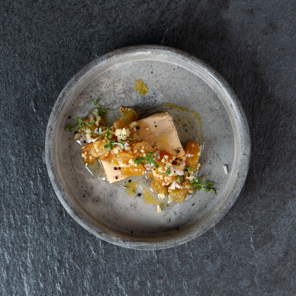 Ankleverterrine med vinägerrussin och sesam