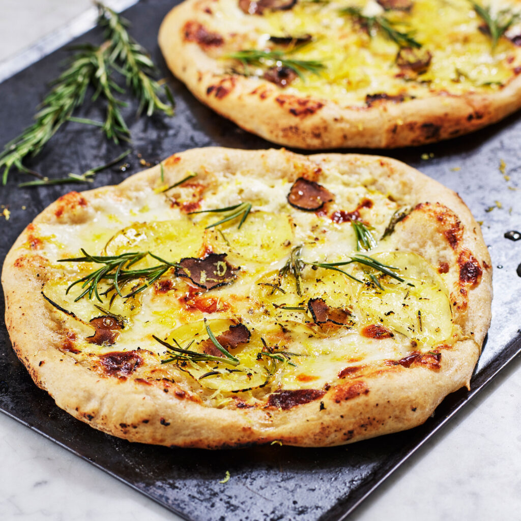 Pizza bianco med vitlökspotatis och tryffel